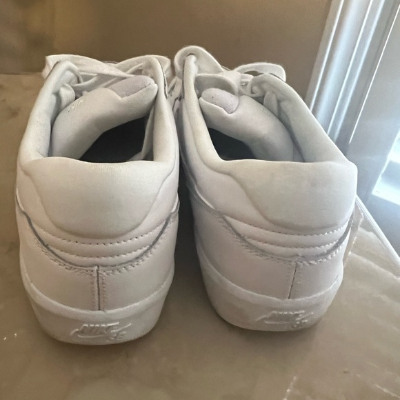 Nike sneaker size 10 white - Picture 3 of 4
